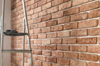 Układanie cegły dekoracyjnej