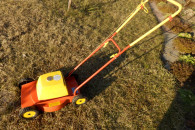 Kosiarka elektryczna z wyrzutem bocznym trawy