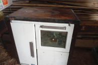 Kuchnia węglowo-drzewna z blatem żeliwnym