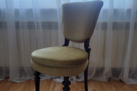 Drewniane tapicerowane krzesło