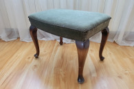 Stołek z zielonym tapicerowanym siedziskiem