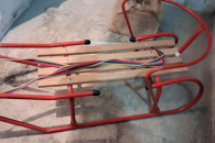 Sanki metalowo drewniane z oparciem