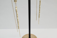 Złote kolczyki wiszące z koralikami