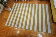 Dywan w złoto-białe pasy