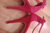 Szpilki w kolorze fuksji